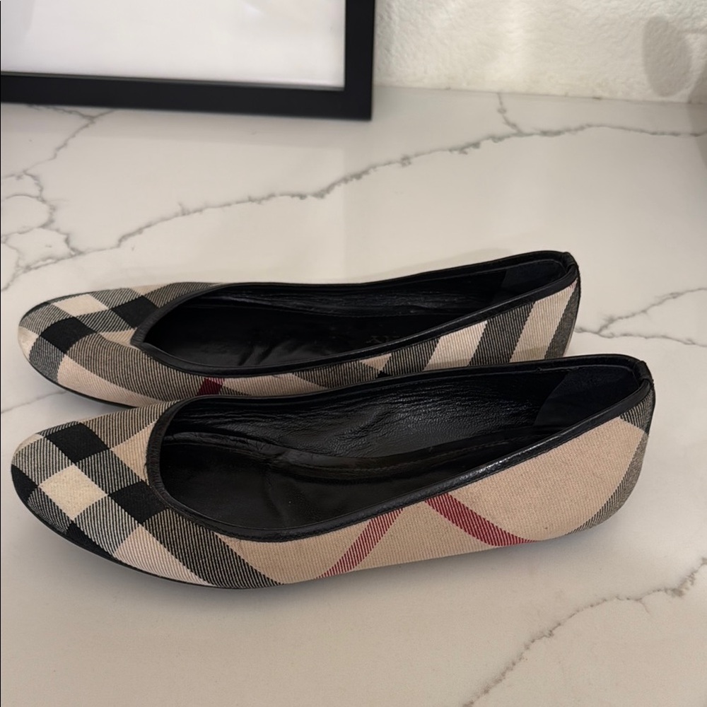 Burberry Black and Cream Flats with Iconic Check Pattern - Picture 2 of 6